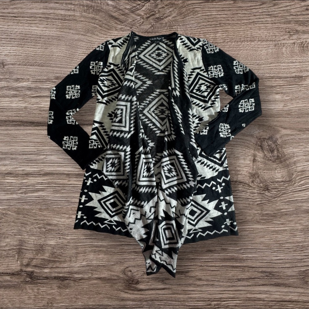 Like New Charlie Paige Black and White Tribal Cardigan